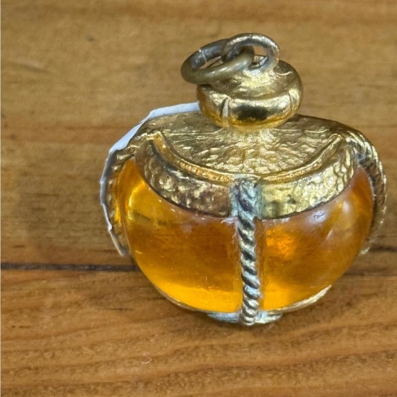 Meet your Posher, Nicole - Picture 2 of 6